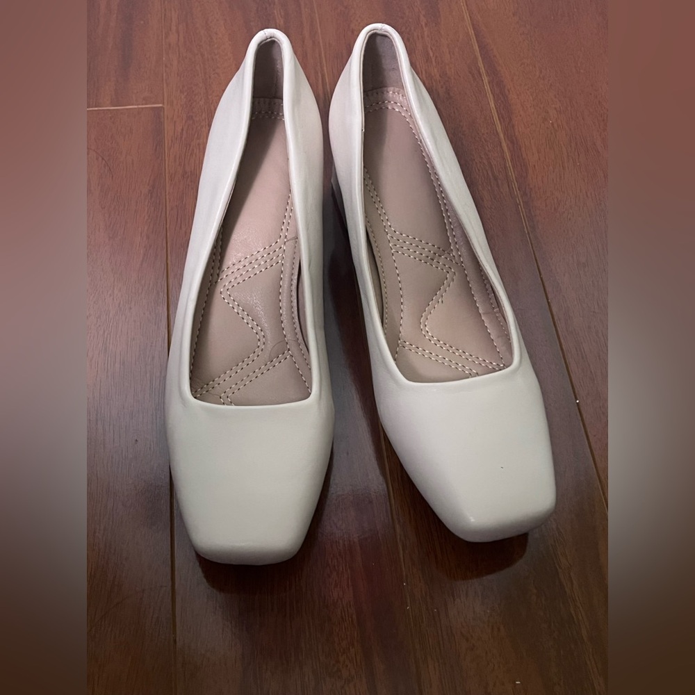Cream closed toe heeled shoe